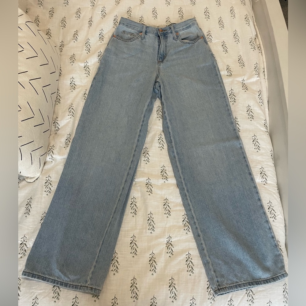 Universal Thread Womens High Rise Flare Jeans. Size 2/26R.